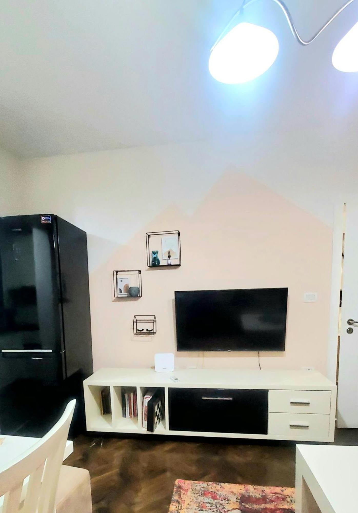 Tulips Central - Entire Apartment Tirana Exteriör bild